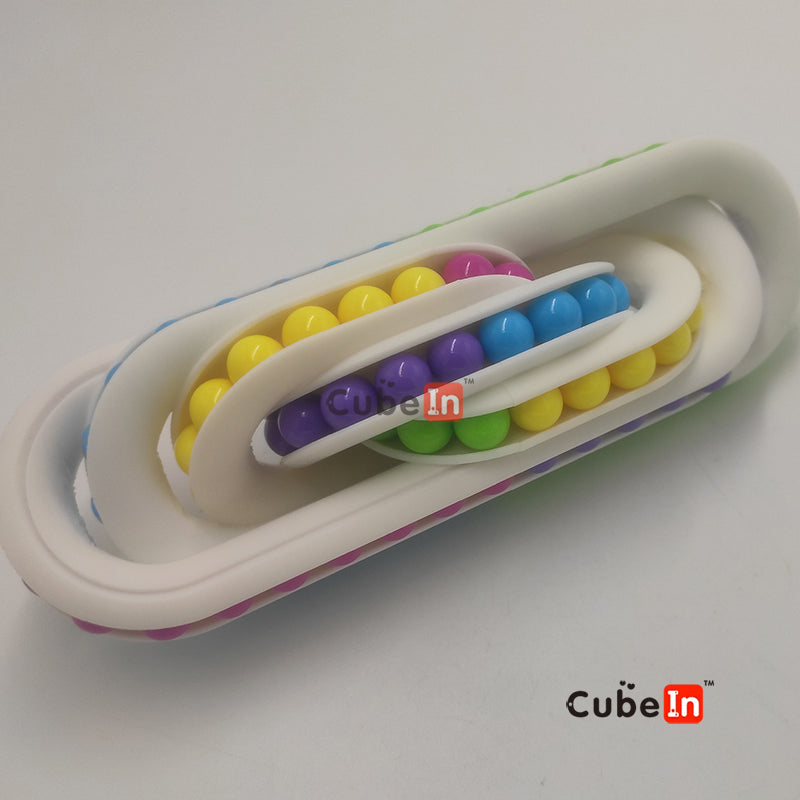 Rompecabezas de cadena de 5 bucles por encima y por debajo